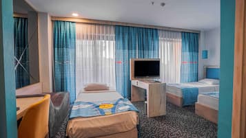 Deluxe Room | Minibar, in-room safe, desk, soundproofing