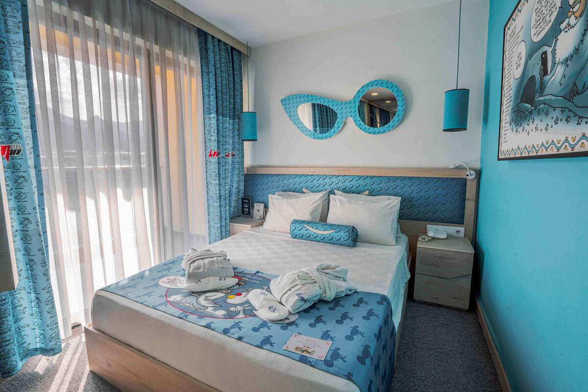 Deluxe Room | Minibar, in-room safe, desk, soundproofing