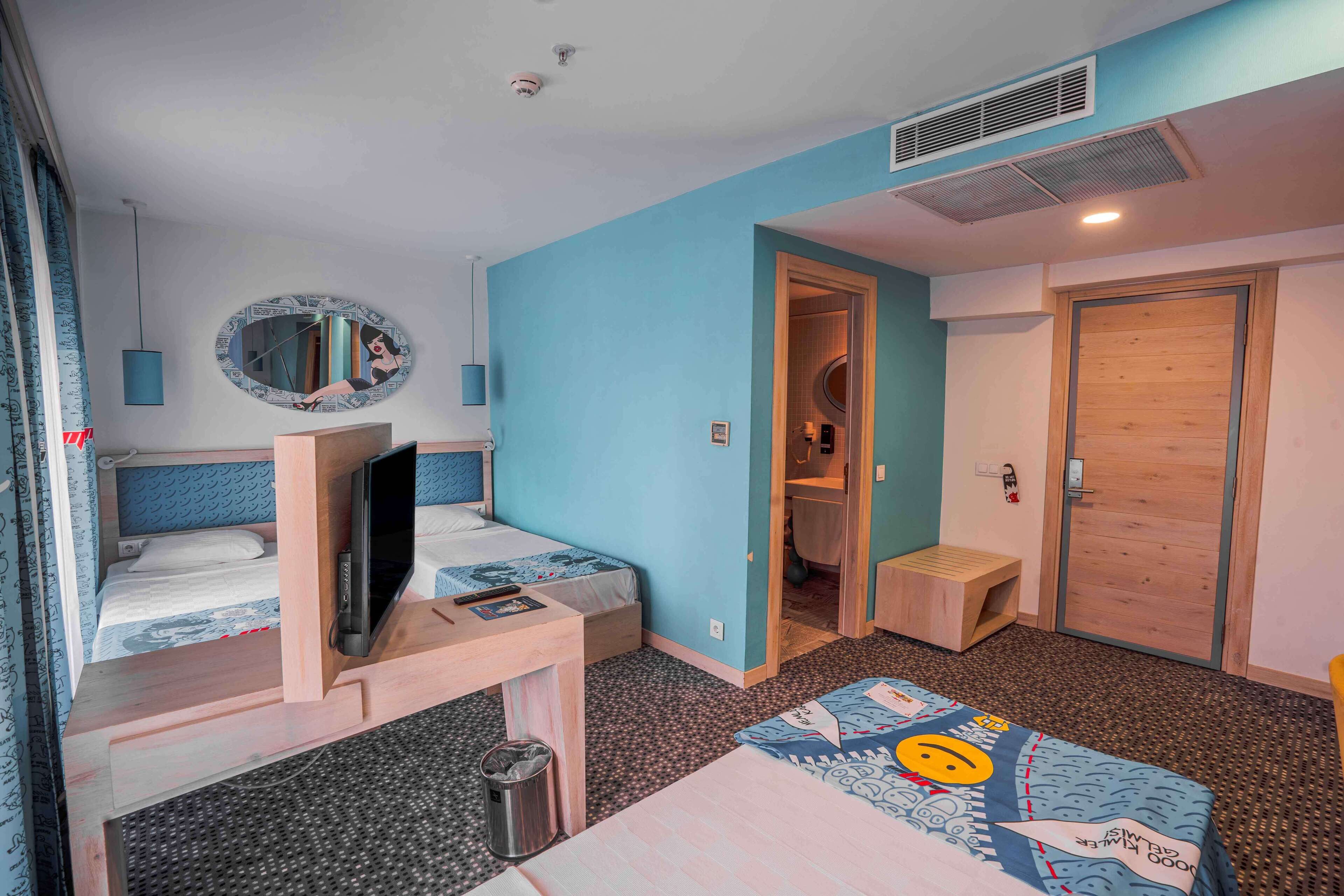 deluxe room | minibar, in-room safe, desk, soundproofing