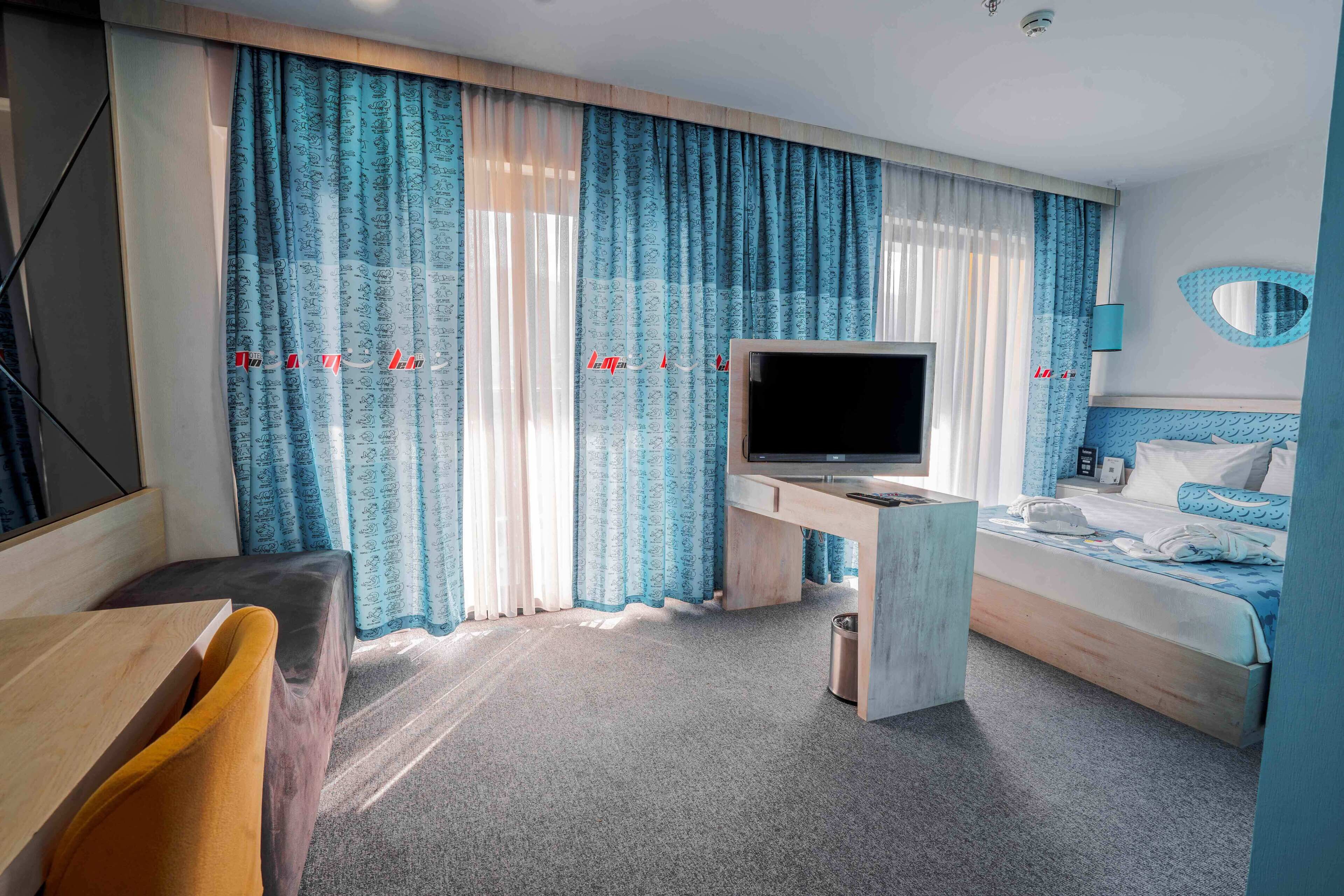 deluxe room | minibar, in-room safe, desk, soundproofing