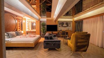 Suíte luxo, banheira de hidromassagem | Frigobar, cofres nos quartos, escrivaninha, quartos à prova de som
