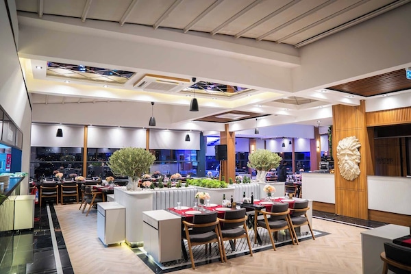 Serveert ontbijt, lunch, diner, Turkse gerechten