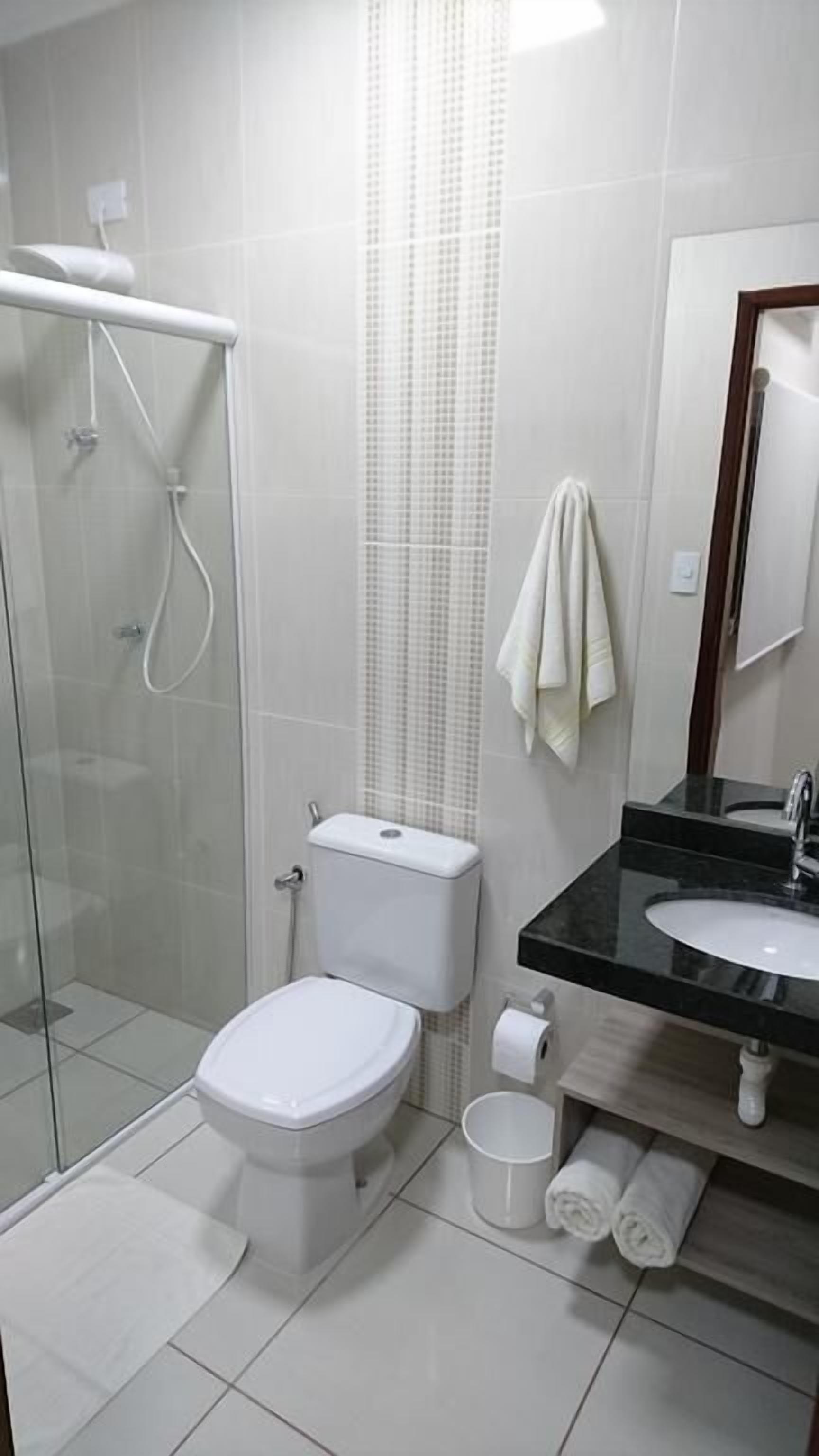 Shower, free toiletries, towels