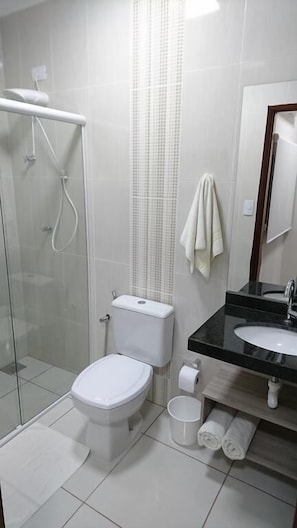 Dusche, kostenlose Toilettenartikel, Handtücher