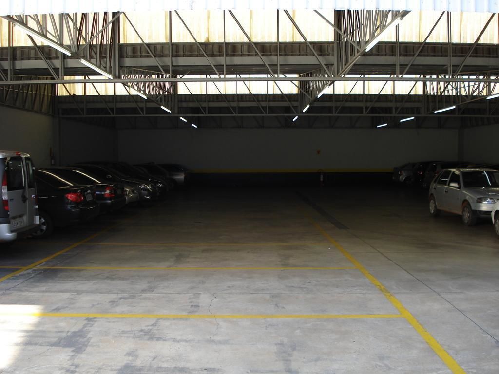 Un estacionamiento de varios niveles con pisos de concreto y líneas amarillas.