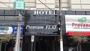 A hotel entrance with a sign reading "HOTEL Premium FLAT."