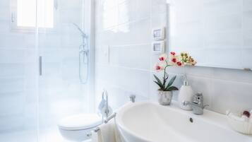 Appartement Familial, 1 chambre | Salle de bain | Douche, douche à « effet pluie », sèche-cheveux, bidet