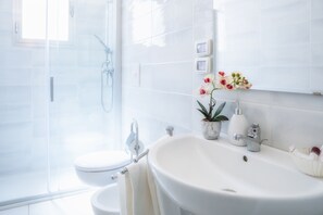 Familie appartement, 1 slaapkamer | Badkamer | Een douche, een regendouche, een haardroger, een bidet