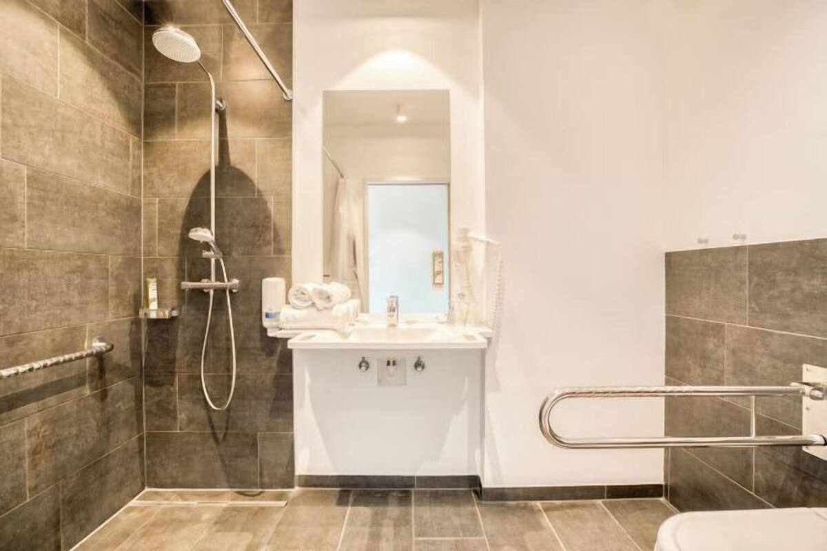 Regadera, amenidades de baño gratuitas, secadora de cabello, toallas