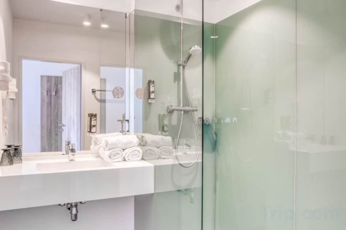 Bathroom | Shower, free toiletries, hair dryer, towels
