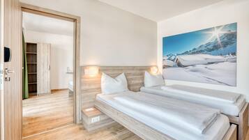 Habitación familiar, 2 habitaciones, balcón, vistas a la montaña | Ropa de cama hipoalergénica, cortinas opacas, sistema de insonorización