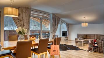 Apartment, 3 Bedrooms, 2 Bathrooms, Mountainside | Dining | Dinner served