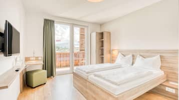 Standard-Doppelzimmer, 2 Einzelbetten, Balkon, Bergblick | Allergikerbettwaren, Verdunkelungsvorhänge, schallisolierte Zimmer