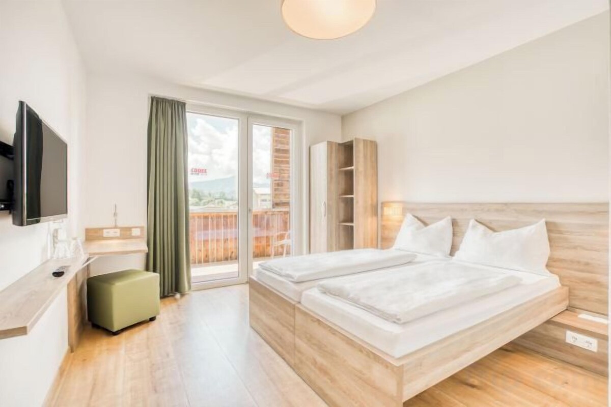 Hypo-allergenic bedding available, blackout drapes, soundproofing