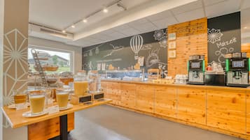 Desayuno buffet diario (EUR 17 por persona)