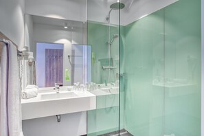 Family Room, 2 Bedrooms, Balcony, Mountainside | Bathroom | Shower, free toiletries, hair dryer, towels - COOEE alpin Hotel Kitzbüheler Alpen (Sankt Johann in Tirol)