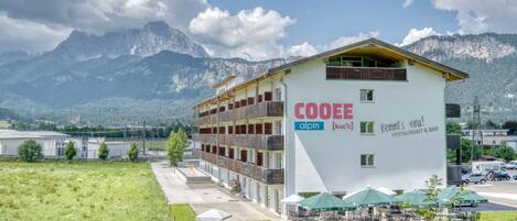 Vista frontal de la propiedad