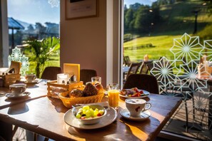 Dinner served - COOEE alpin Hotel Kitzbüheler Alpen (Sankt Johann in Tirol)