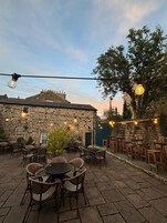 Frukost och lunch serveras, njut av de goda smakerna från lokala rätter.