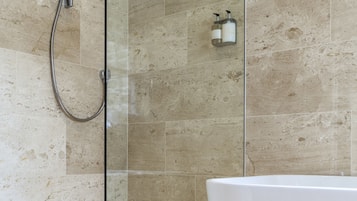 Chambre Double Exécutive, baignoire | Douche de la salle de bain