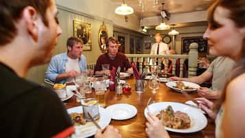 Petit déjeuner et déjeuner servis sur place, spécialités Cuisine locale