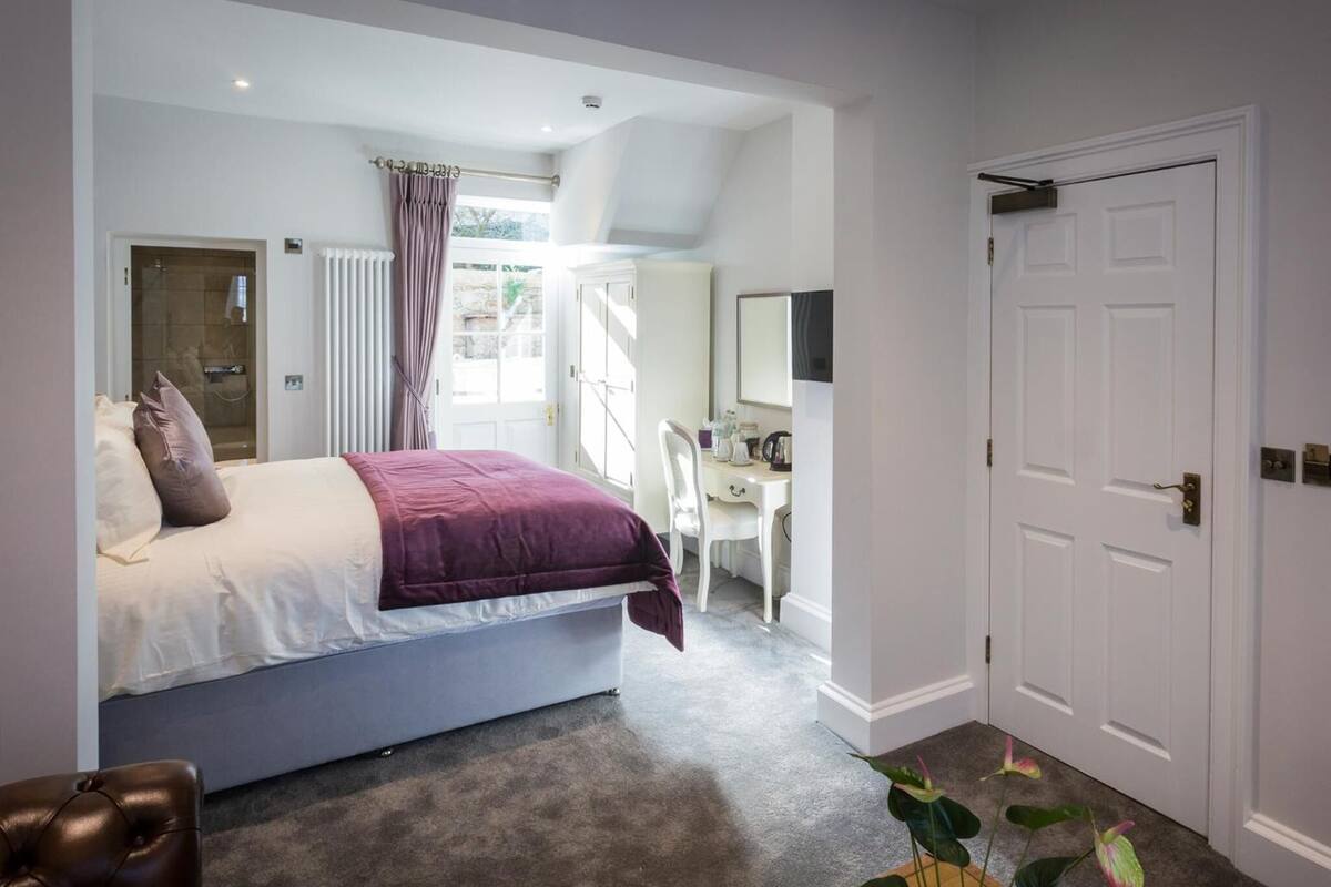 Townhouse Luxury Suite, Patio | Escrivaninha, quartos à prova de som, ferros/tábuas de passar roupa