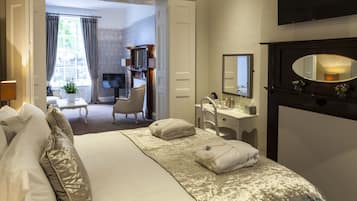 Luxe suite | Een bureau, geluiddichte muren, een strijkplank/strijkijzer, gratis wifi