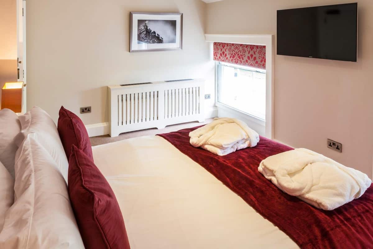 Luxury Double Room | Desk, soundproofing, iron/ironing board, free WiFi