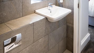 Townhouse Luxury Suite, Patio | Salle de bain | Douche, articles de toilette de luxe, sĂšche-cheveux, serviettes fournies