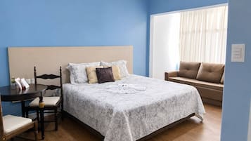 Quarto casal clássico, 1 cama Queen | Frigobar, escrivaninha, cortinas blackout, ferros/tábuas de passar roupa