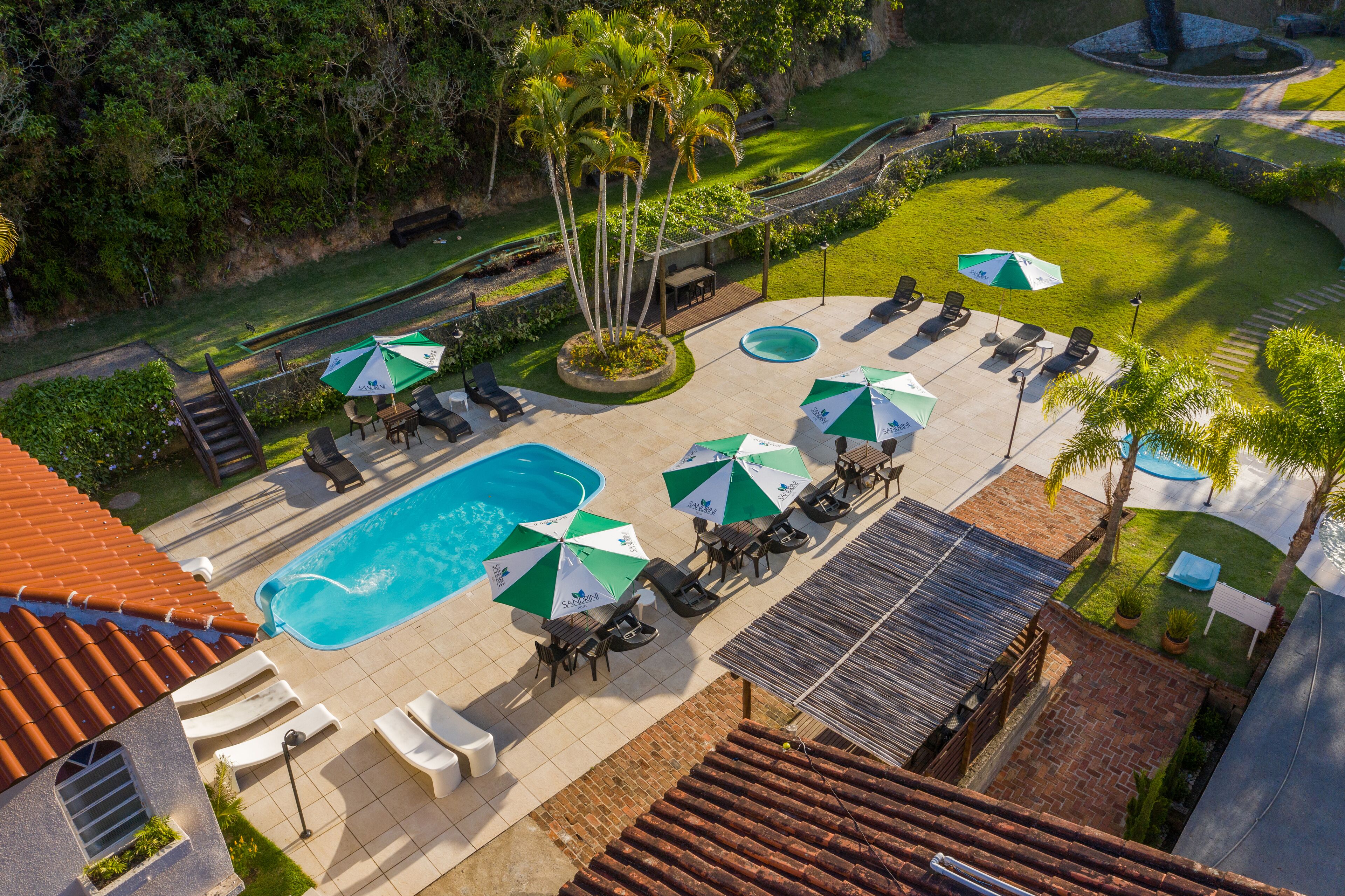 2 Innenpools, Außenpool, Sonnenschirme, Liegestühle