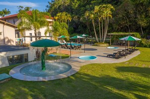 2 piscinas internas, piscina externa, guarda-sóis, espreguiçadeiras