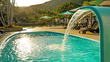 2 piscine coperte, piscina all'aperto, ombrelloni da piscina, lettini