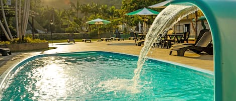 2 piscines couvertes, piscine extérieure, parasols de plage