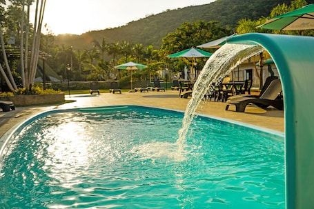 2 piscinas techadas, una piscina al aire libre, sombrillas. Hotel Sandrini