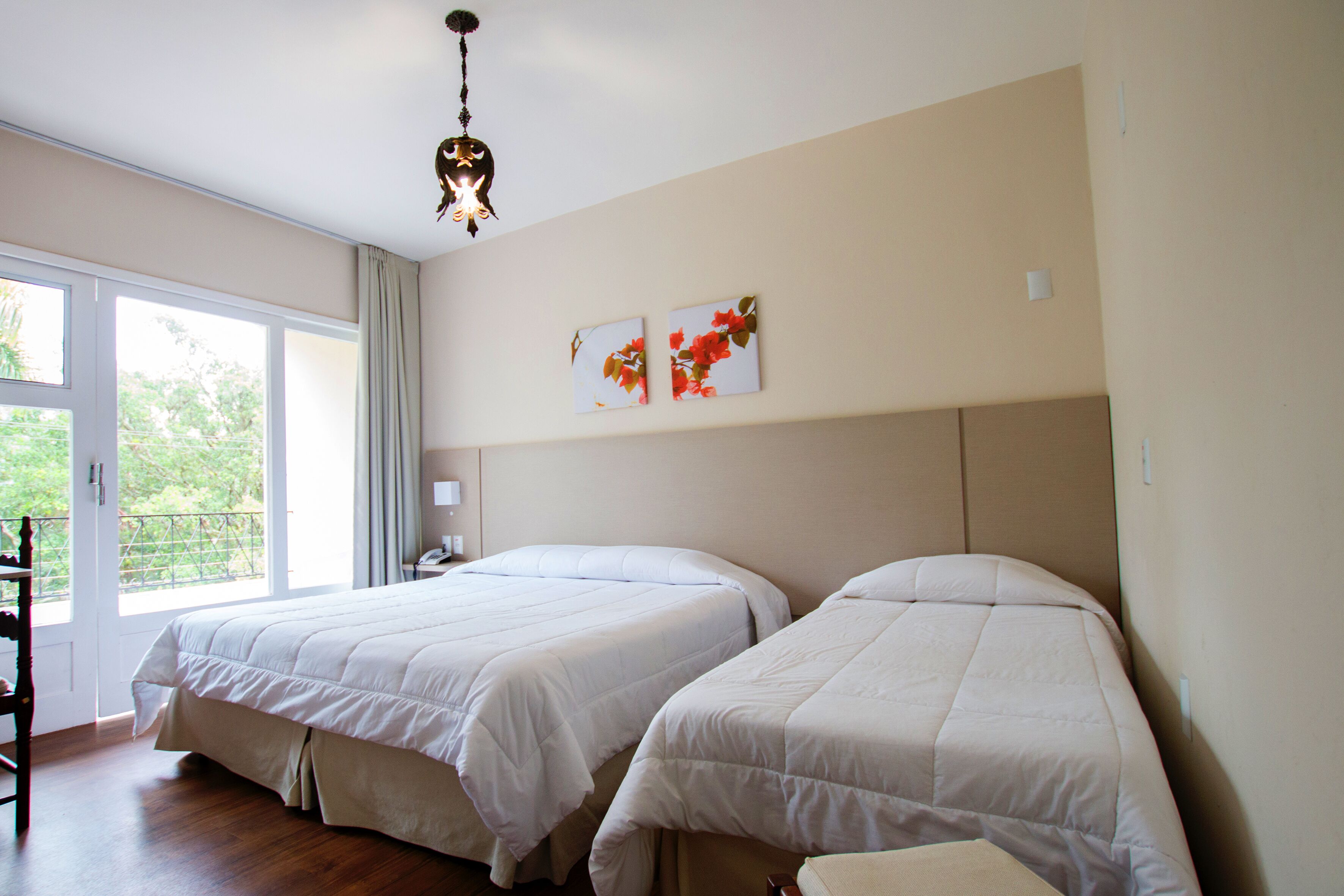 Dobbelt- eller tomannsrom – standard | Minibar, skrivebord, blendingsgardiner og strykejern/-brett