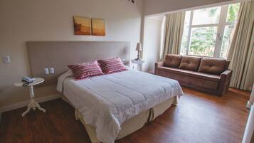 Minibar, meja kerja, tirai kedap cahaya, dan setrika/meja setrika