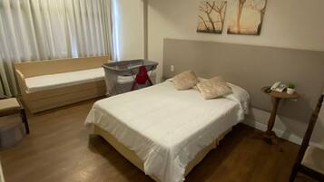 Quarto básico | Frigobar, escrivaninha, cortinas blackout, ferros/tábuas de passar roupa