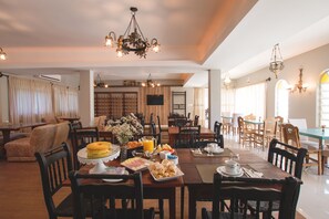 Melayani sarapan, makan siang, dan makan malam