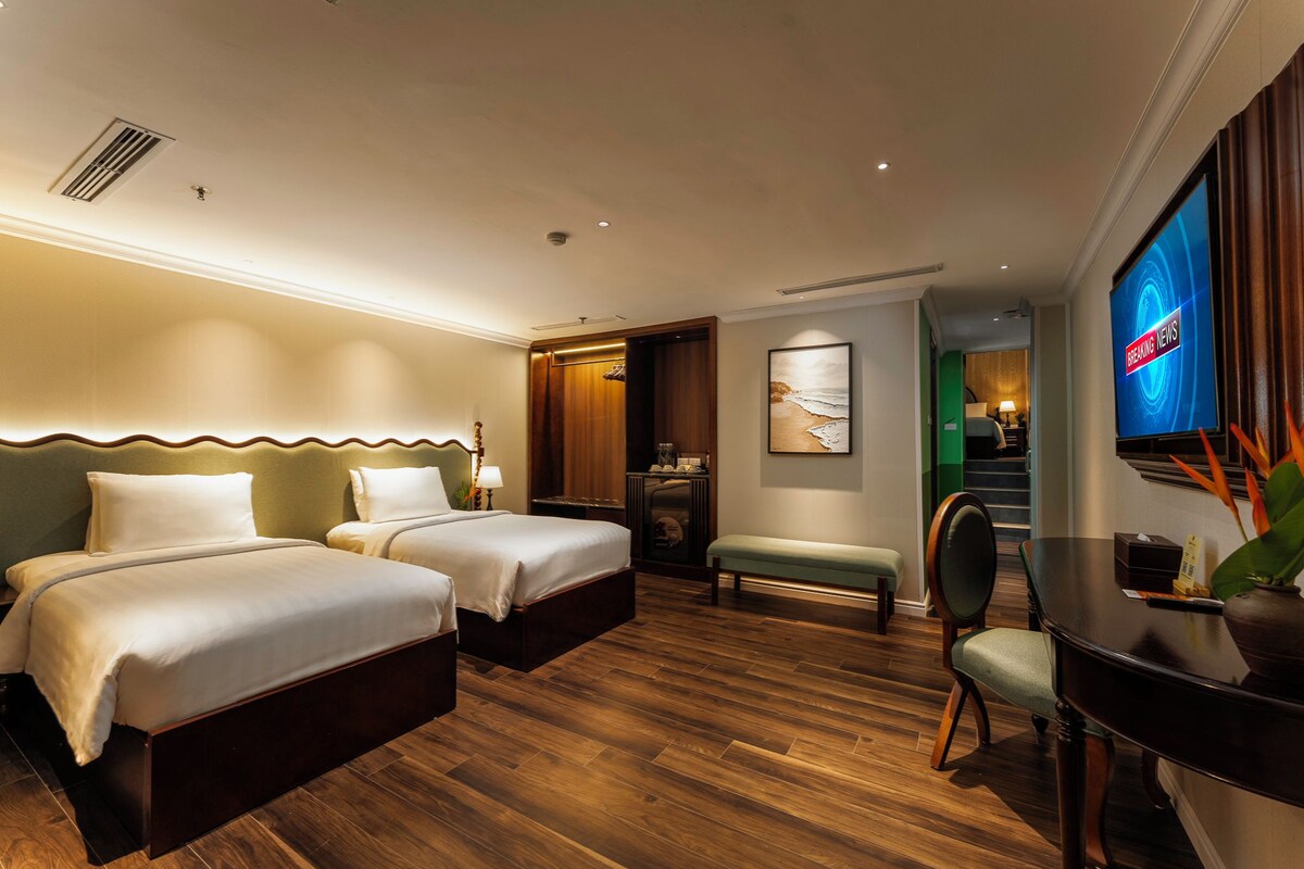 Deluxe Quadruple Room | Minibar, in-room safe, desk, free WiFi