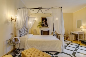 Minibar, coffres-forts dans les chambres, bureau, Wi-Fi gratuit