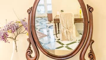 Minibar, Zimmersafe, Schreibtisch, kostenloses WLAN