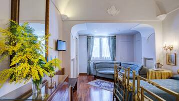 Standard dubbelrum eller tvÄbÀddsrum | Minibar, vÀrdeförvaringsskÄp pÄ rummet, skrivbord och gratis wi-fi