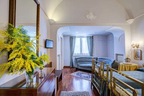 Standard dubbelrum eller tvåbäddsrum | Minibar, värdeförvaringsskåp på rummet, skrivbord och gratis wi-fi