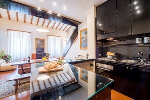 Apartment, 2 Schlafzimmer | Eigene Kochnische | Großer Kühlschrank, Mikrowelle, Ofen, Herdplatte