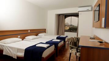 Quarto triplo, 3 camas de solteiro | 1 quarto, frigobar, escrivaninha, espaço de trabalho para notebook