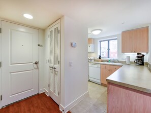 Fridge, microwave, oven, stovetop - Stay Alfred at Lexington (Washington)