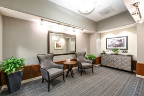 Lobby sitting area - Stay Alfred at Lexington (Washington)
