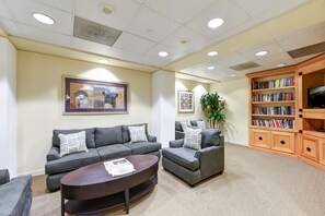 Flat-screen TV - Stay Alfred at Lexington (Washington)