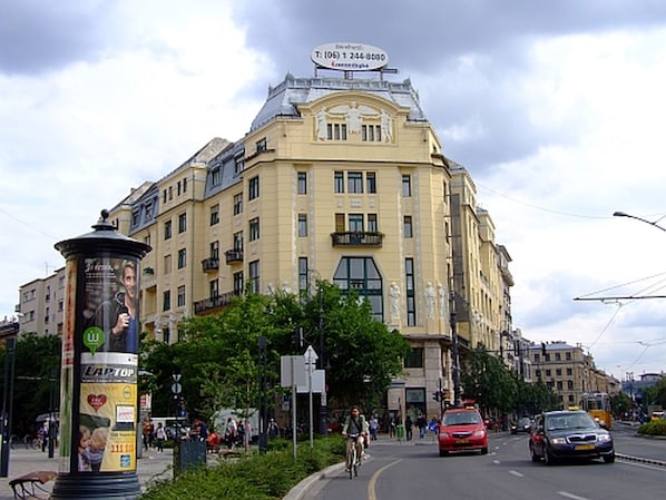 Un grand bâtiment historique, doté d’un imposant clocher et d’une enseigne indiquant l’adresse d’une entreprise.